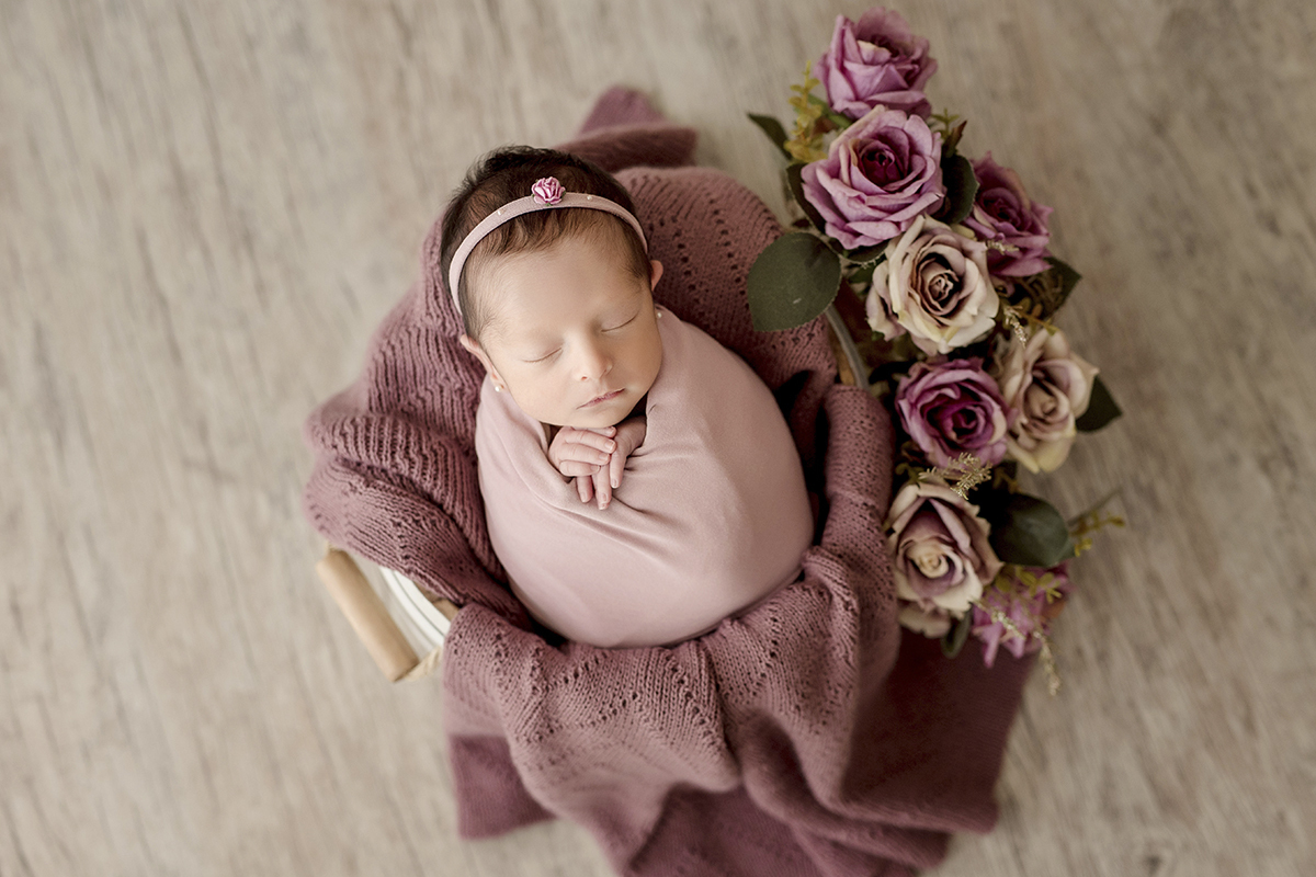 foto newborn em caxias do sul fotografa morgana perini  menina panos flores roxas