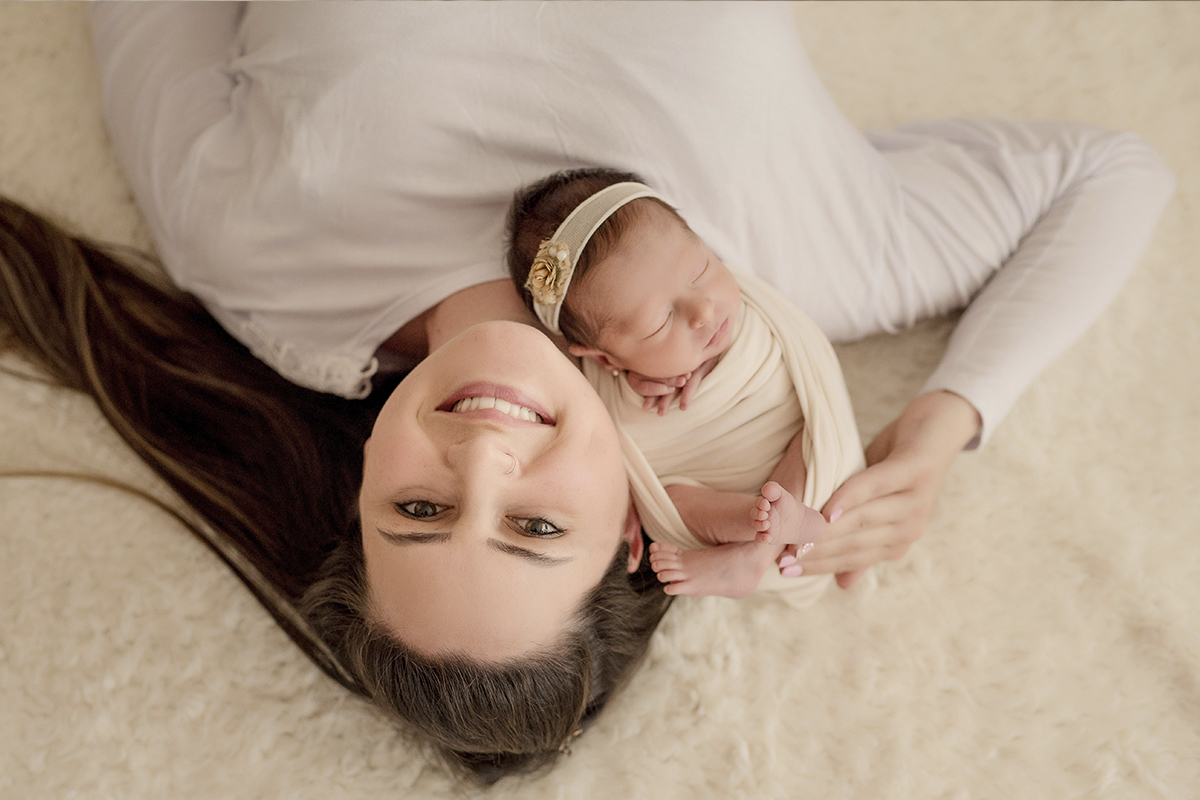 foto newborn em caxias do sul fotografa morgana perini  mae e filha deitadas