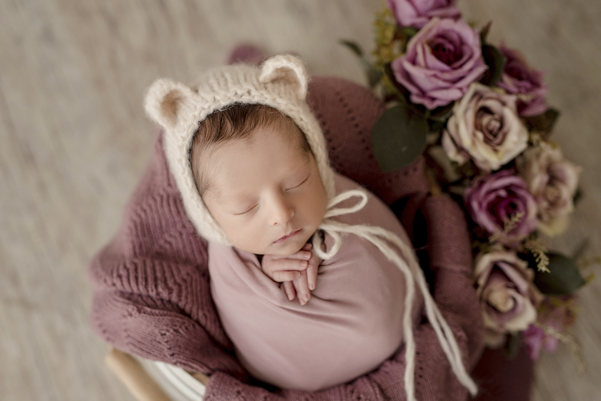 foto newborn em caxias do sul fotografa morgana perini  menina flores e orelhas de urso