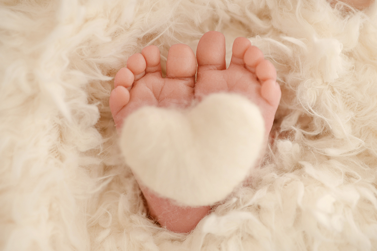 foto newborn em caxias do sul fotografa morgana perini pezinhos com coração de pelucia