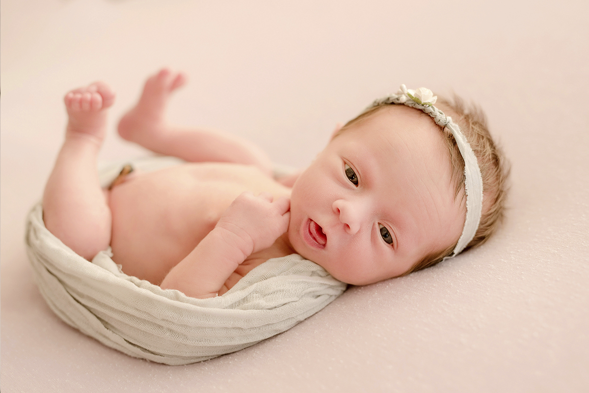 foto newborn em caxias do sul fotografa morgana perini menina enroladinha com olhos abertos