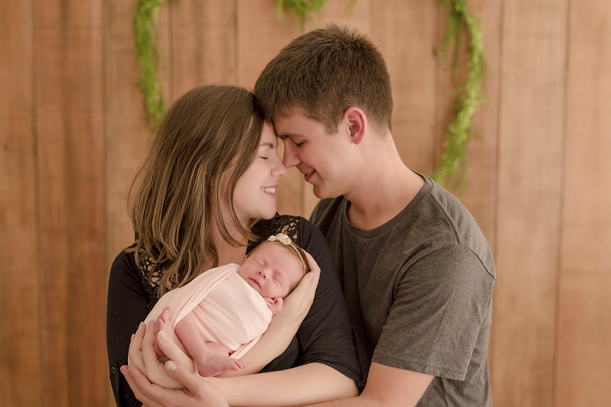 foto newborn em caxias do sul fotografa morgana perini casal abraçado com bebe