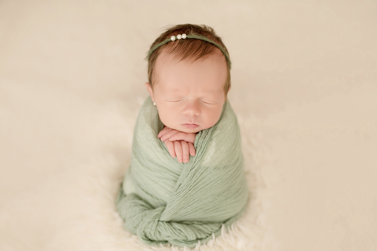 foto newborn em caxias do sul fotografa morgana perini bebe enrolada manta verde