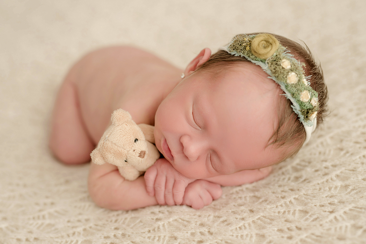 foto newborn em caxias do sul fotografa morgana perini bebe com tiara floral