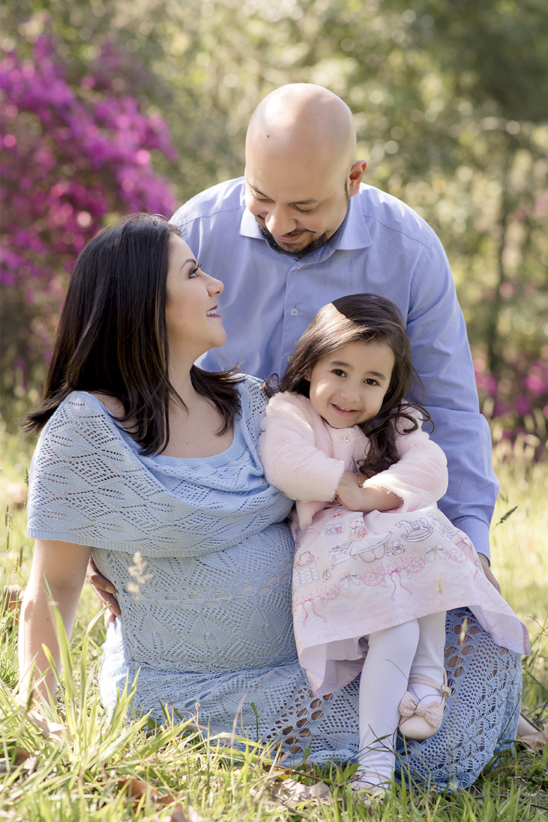 Foto de gestante em caxias do sul fotografa morgana perini familia sentada na grama