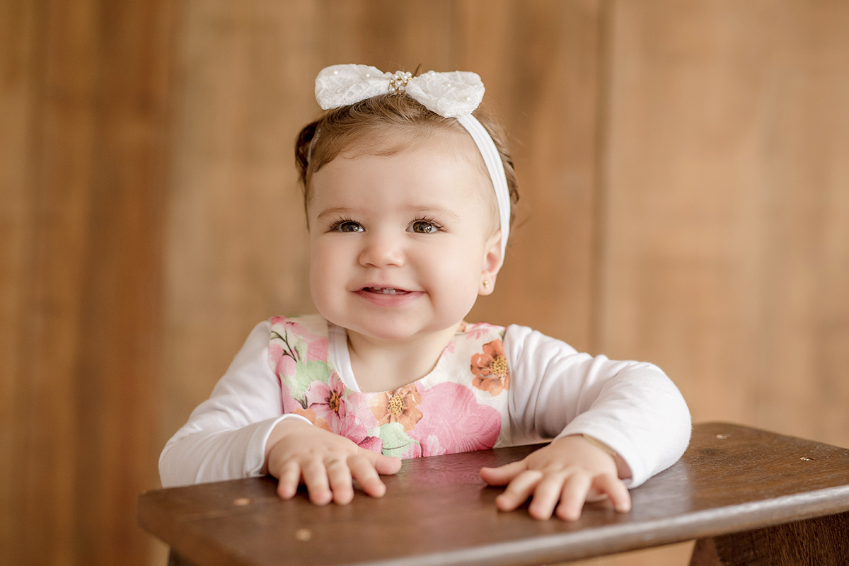 Foto de bebe em caxias do sul fotografa morgana perini bebe se apoiando em escada