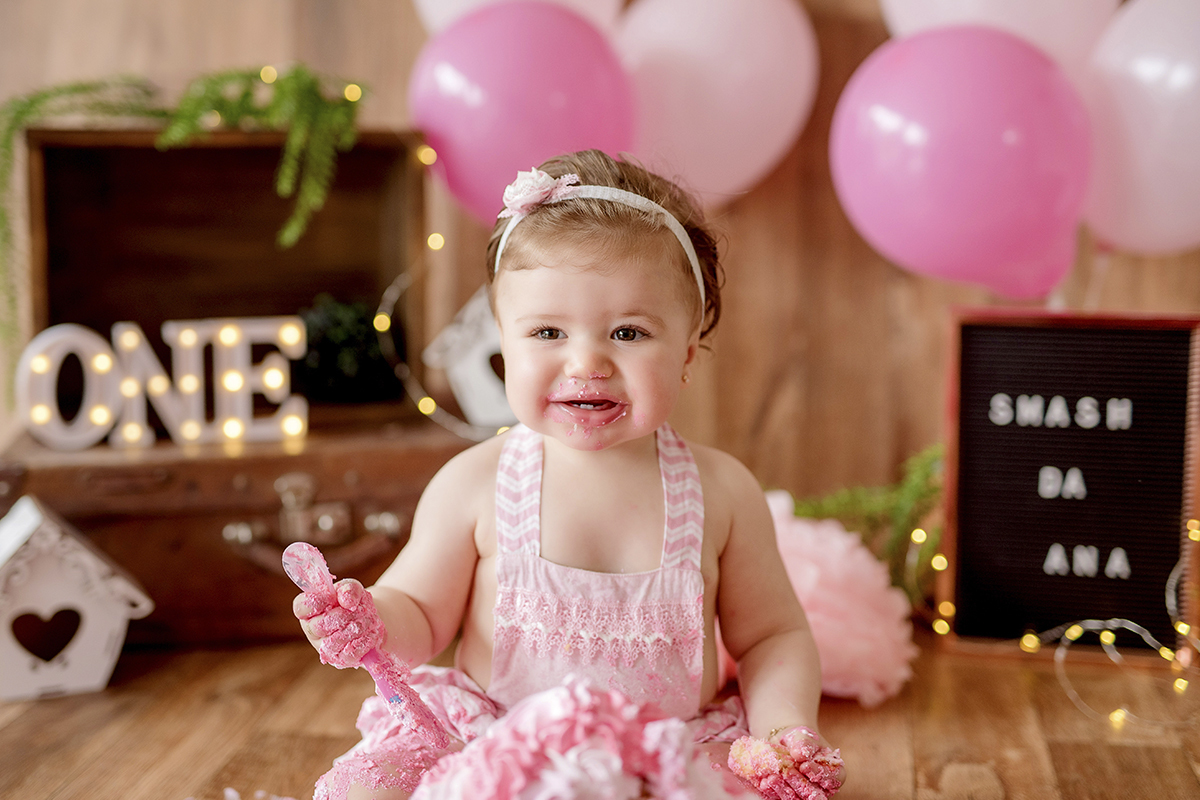 Foto de bebe em caxias do sul fotografa morgana perini bebe sorrindo suja de bolo
