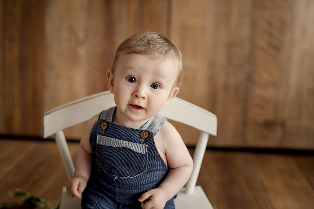 Foto de bebe em caxias do sul fotografa morgana perini menino de azul sentado na cadeira