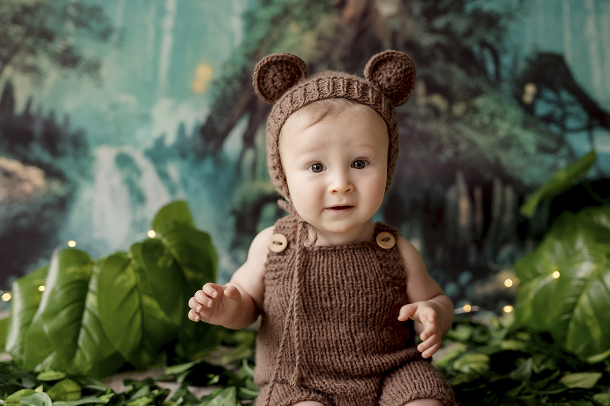 Foto de bebe em caxias do sul fotografa morgana perini bebe em cenario de floresta com orelha de urso