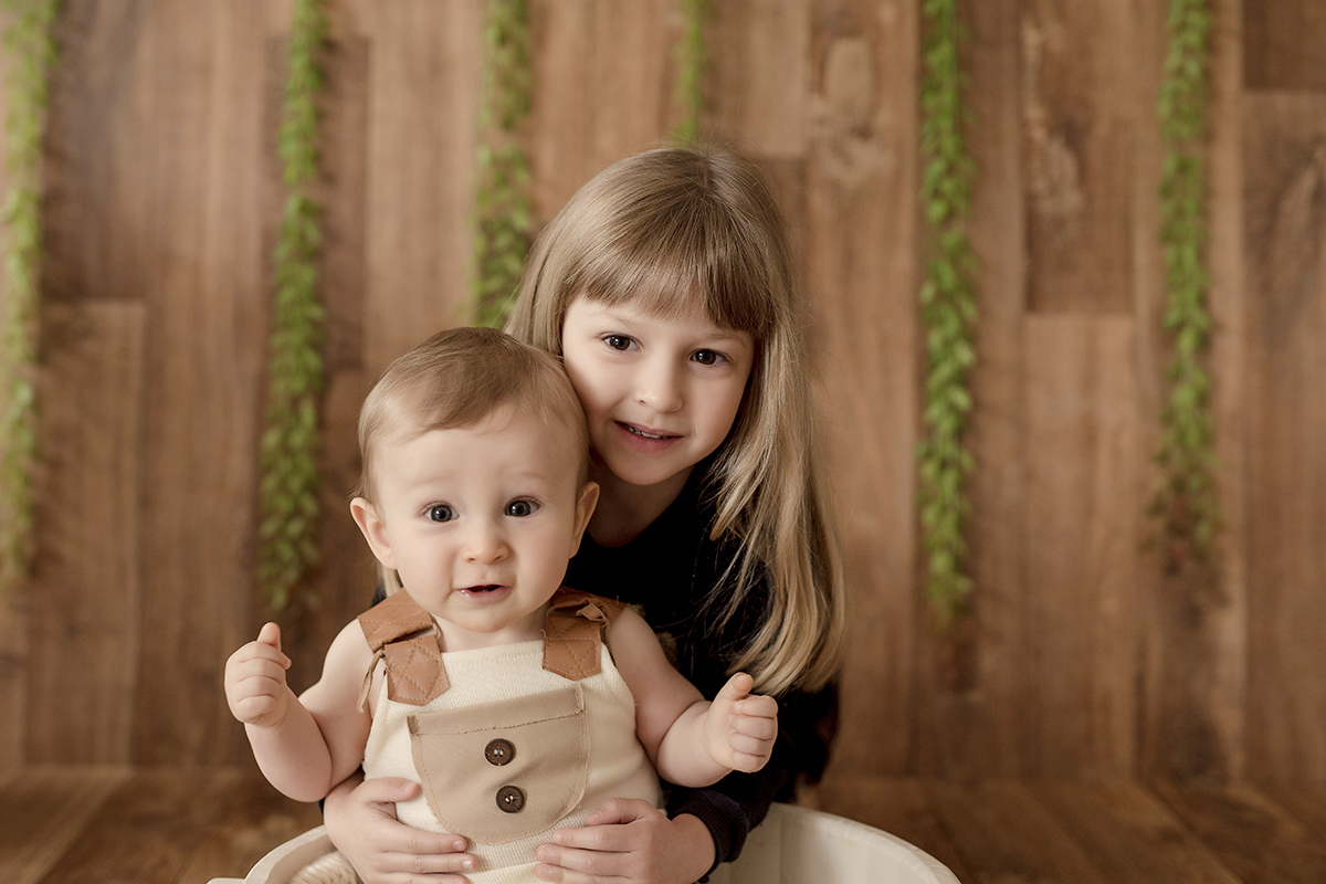 Foto de bebe em caxias do sul fotografa morgana perini irmaos abraçados