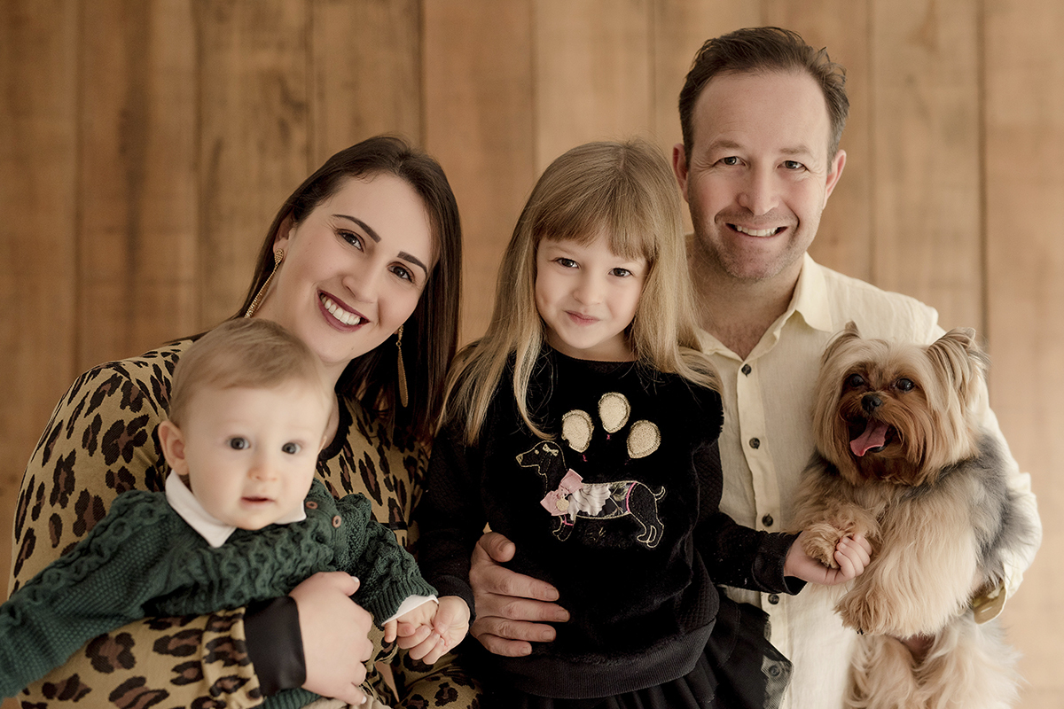 Foto de bebe em caxias do sul fotografa morgana perini familia reunida com cachorro