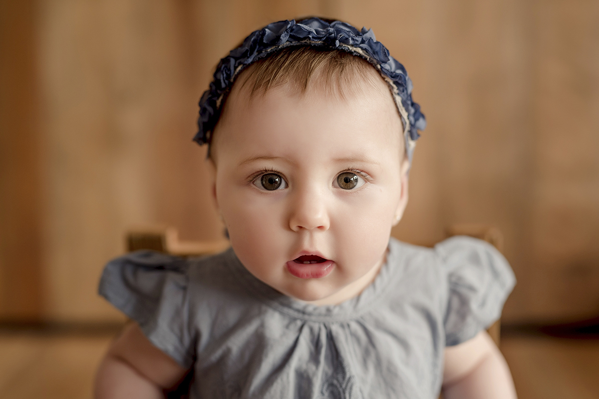 Foto de bebe em caxias do sul fotografa morgana perini bebe com vestido cinza