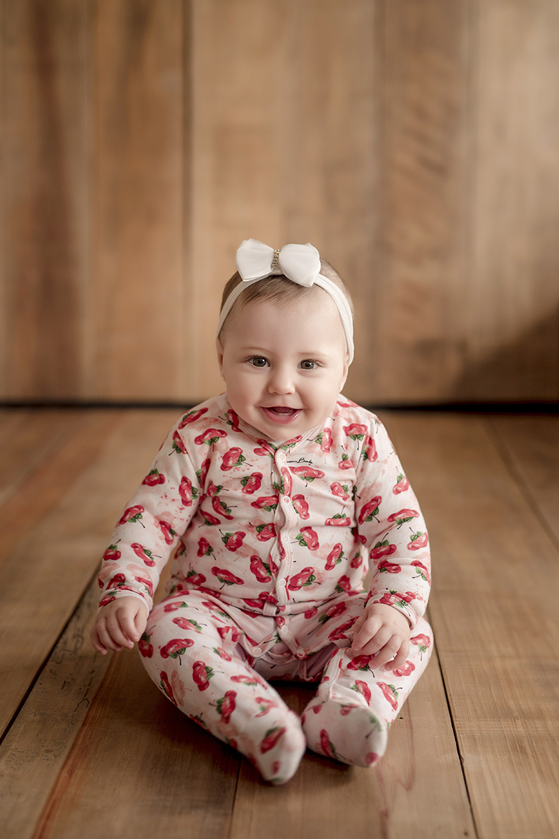 Foto de bebe em caxias do sul fotografa morgana perini bebe sorrindo laço creme na cabeça