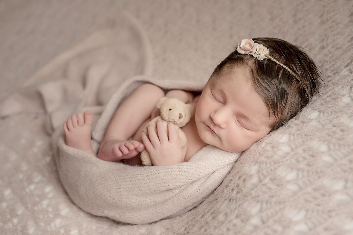 foto de bebe em caxias do sul fotografa morgana perini menina enrolada em tecido creme