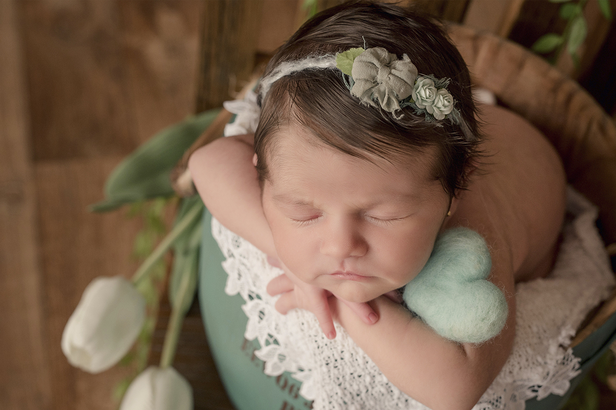 foto de bebe em caxias do sul fotografa morgana perini menina com flores e tons de verde