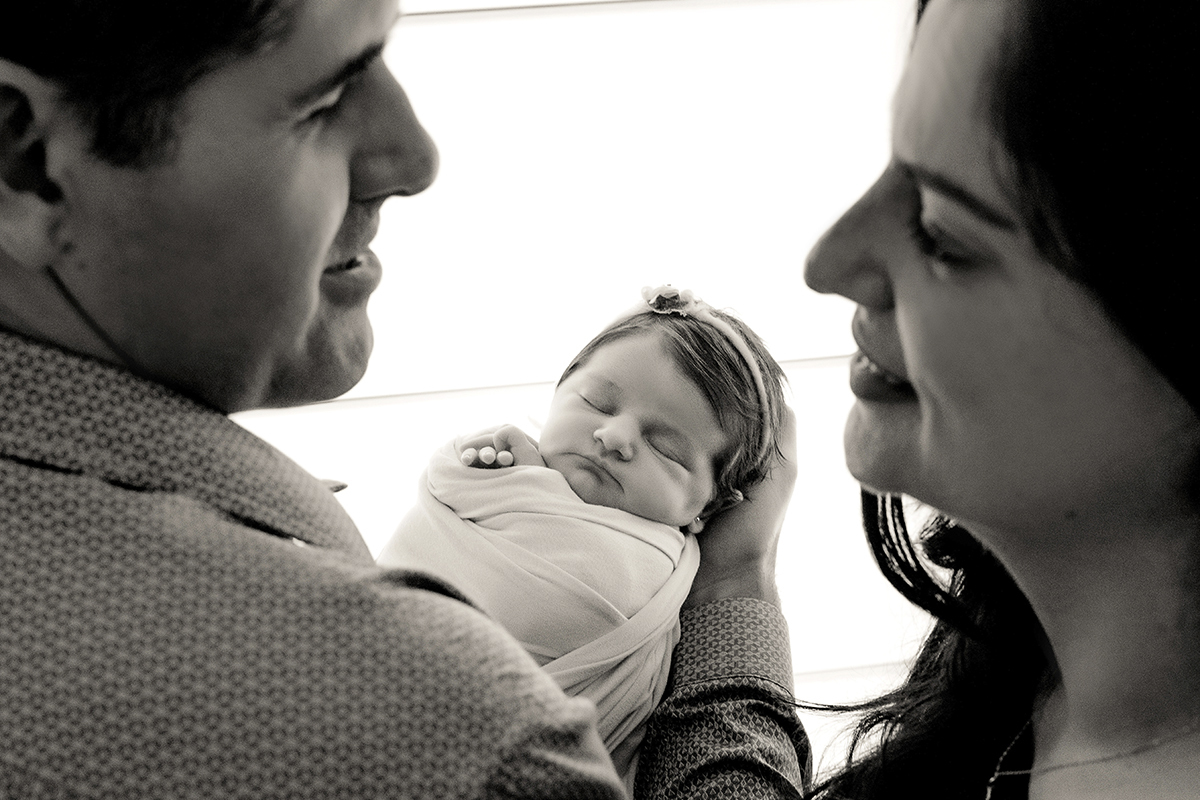 foto de bebe em caxias do sul fotografa morgana perini pai e mae com bebe  preto e branco