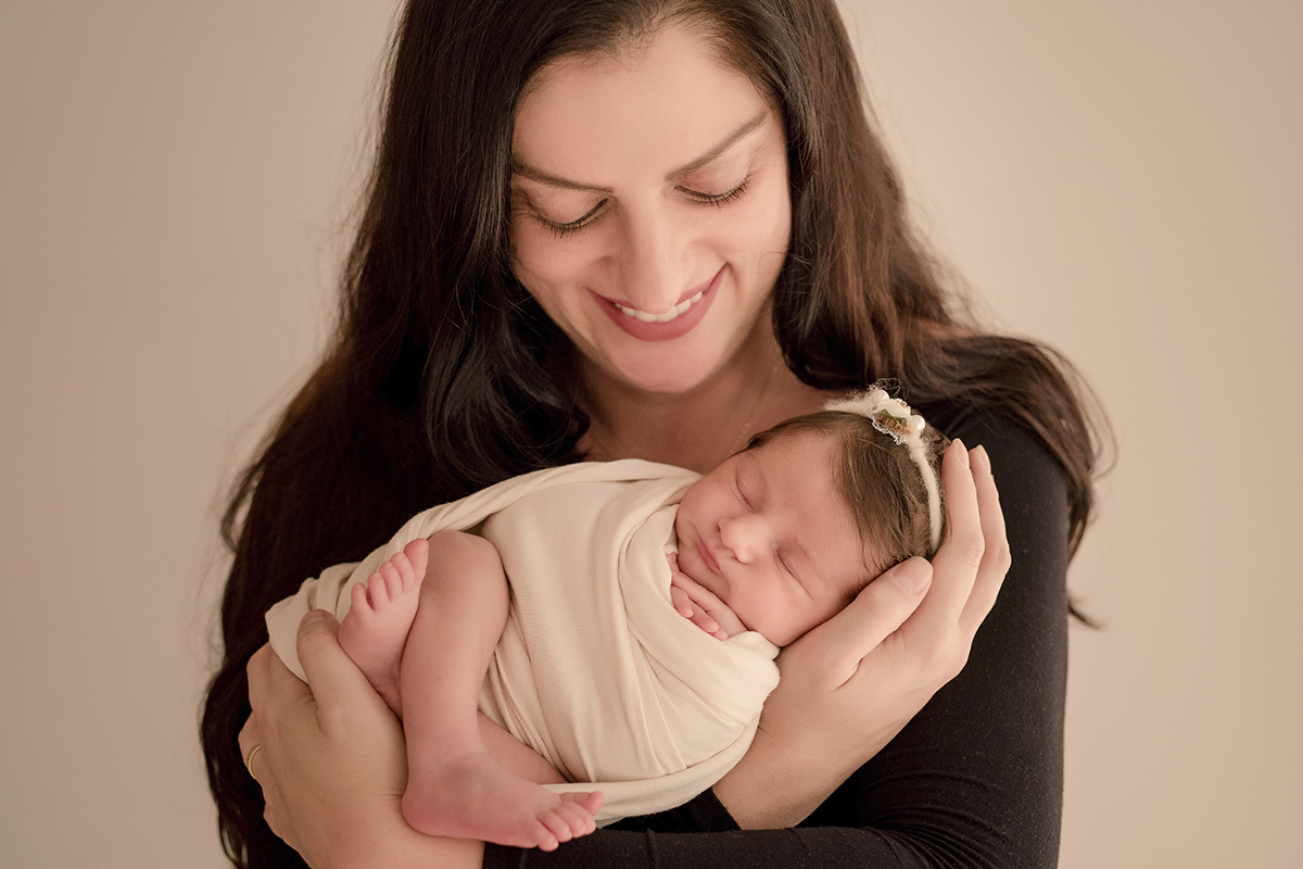 foto de bebe em caxias do sul fotografa morgana perini mae com bebe no colo roupa preta