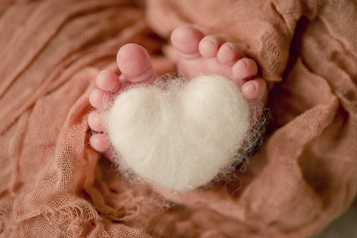 foto de bebe em caxias do sul fotografa morgana perini pezinhos de bebe com coração de feltro