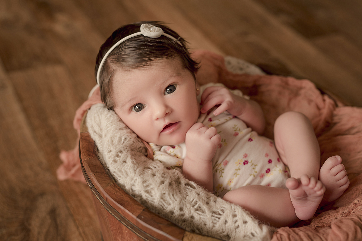 foto de bebe em caxias do sul fotografa morgana perini bebe com os olhinhos abertos tecidos laranja