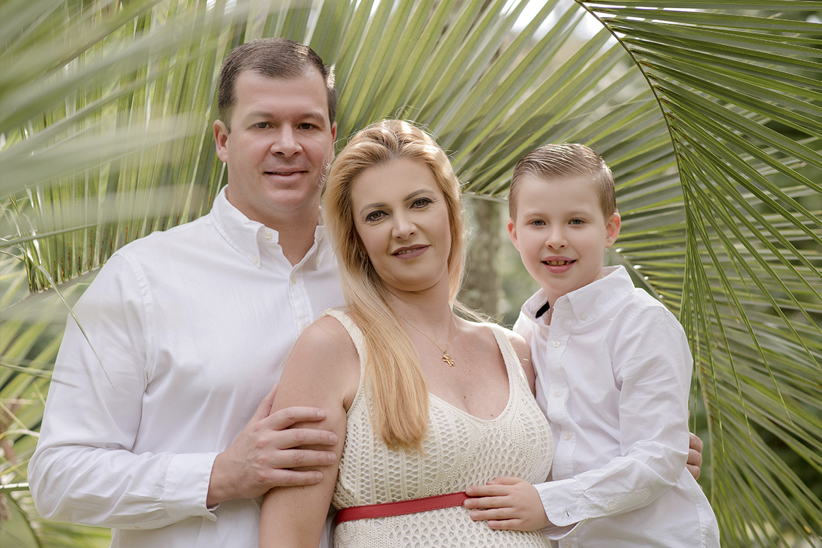 foto de gestante em caxias do sul fotografa morgana perini familia em frente a arvore