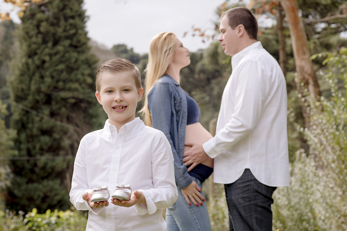 foto de gestante em caxias do sul fotografa morgana perini filho com sapatinho nas maos