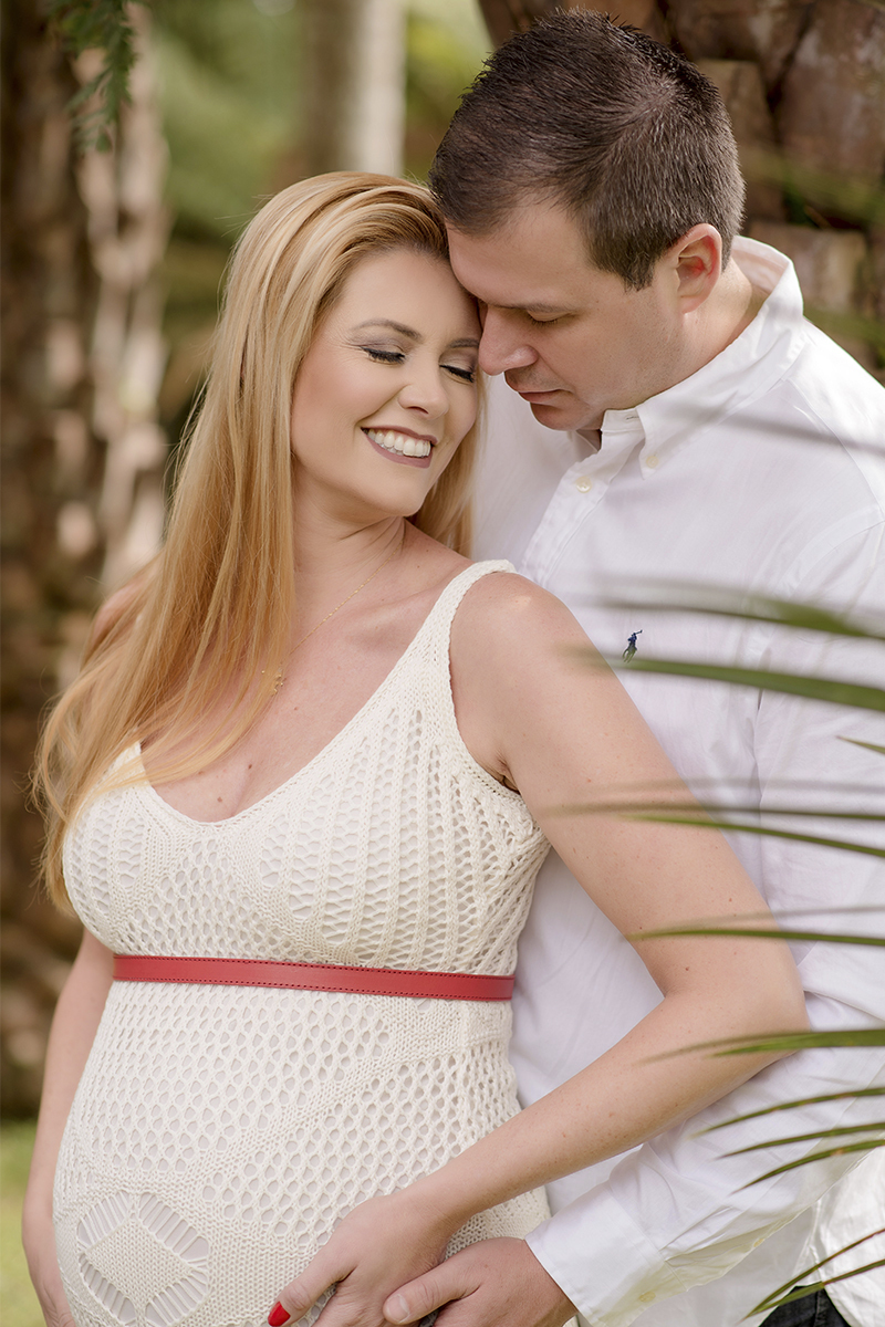 foto de gestante em caxias do sul fotografa morgana perini casal sorrindo