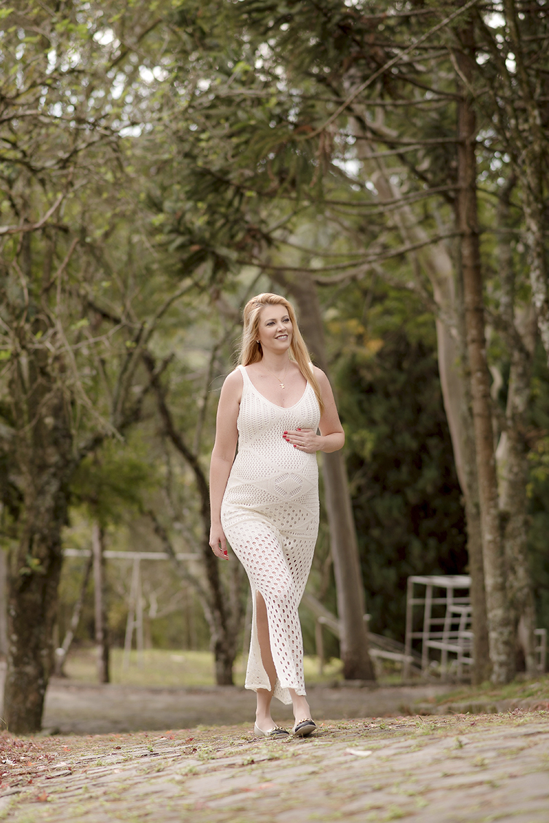 foto de gestante em caxias do sul fotografa morgana perini gestante caminhando vestido creme