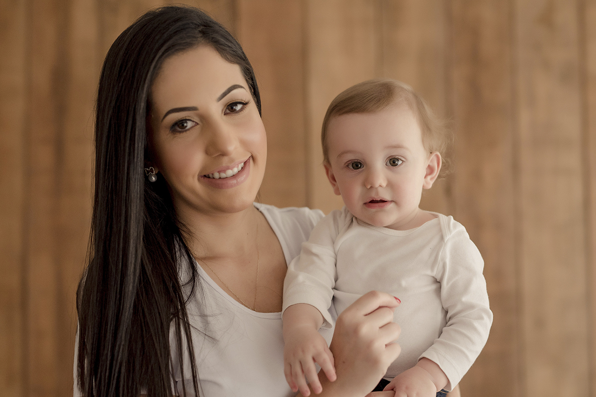 foto de gestante em caxias do sul fotografa morgana perini mae com bebe no colo