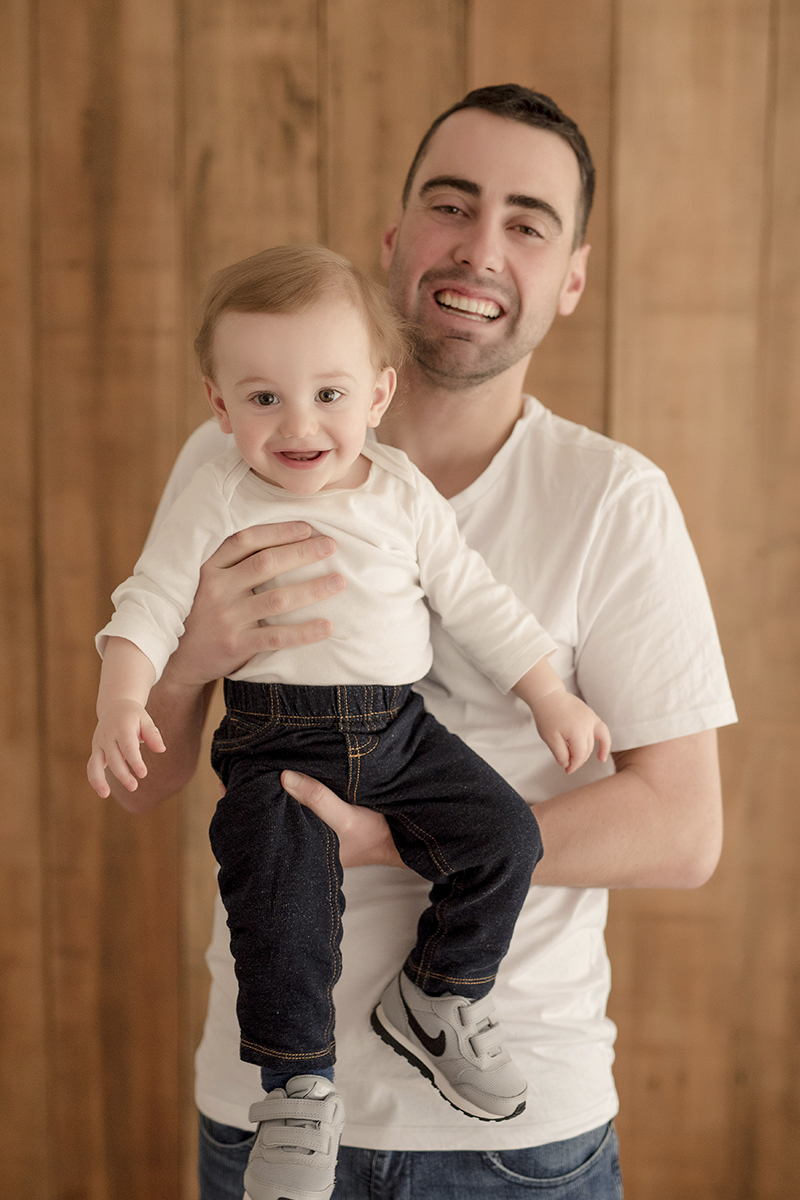 foto de gestante em caxias do sul fotografa morgana perini pai com filho no colo