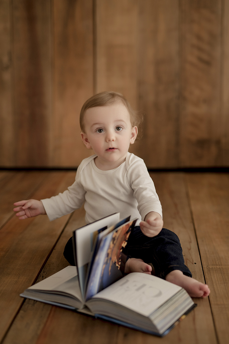 foto de gestante em caxias do sul fotografa morgana perini bebe folheando livro