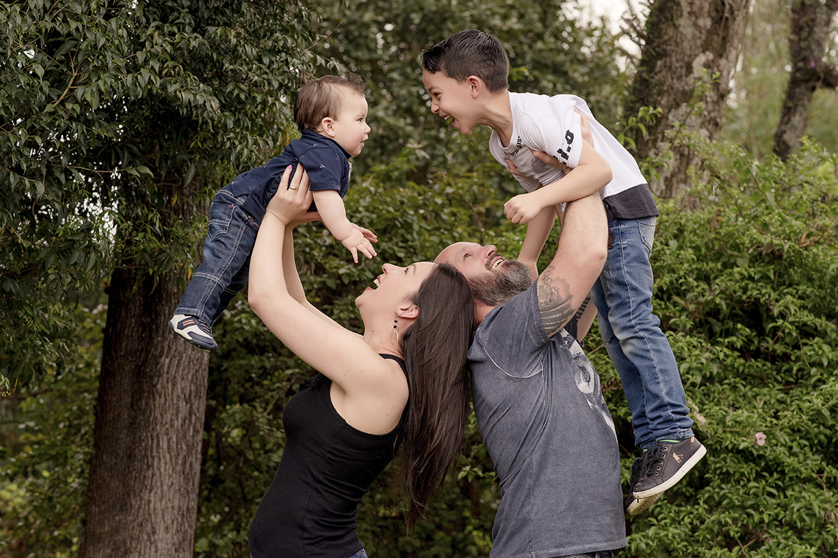 foto de criança em caxias do sul fotografa morgana perini pais brincando com filhos no ar
