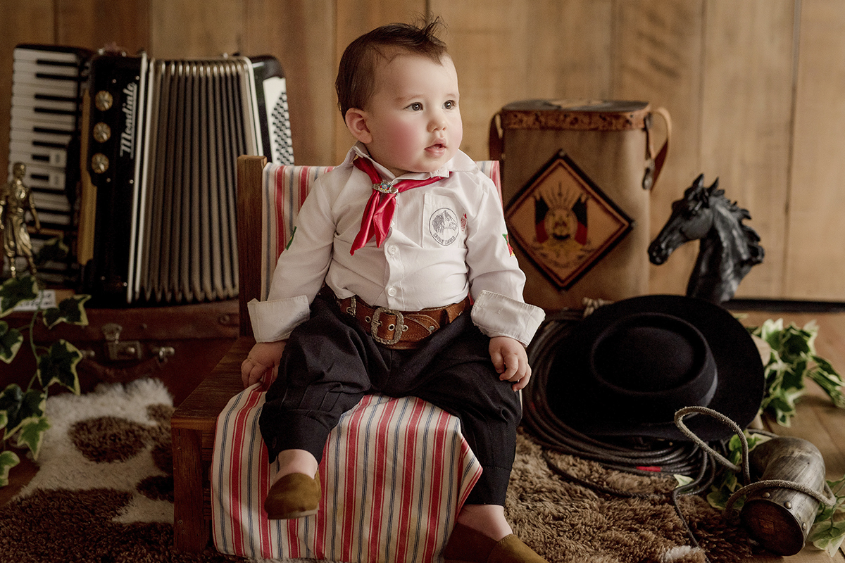foto de criança em caxias do sul fotografa morgana perini bebe vestido de gaucho