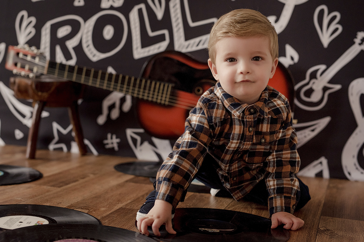 foto de criança em caxias do sul fotografa morgana perini menino com disco de vinil
