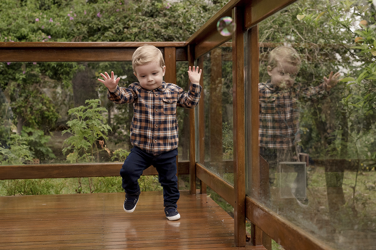 foto de criança em caxias do sul fotografa morgana perini menino caminhando