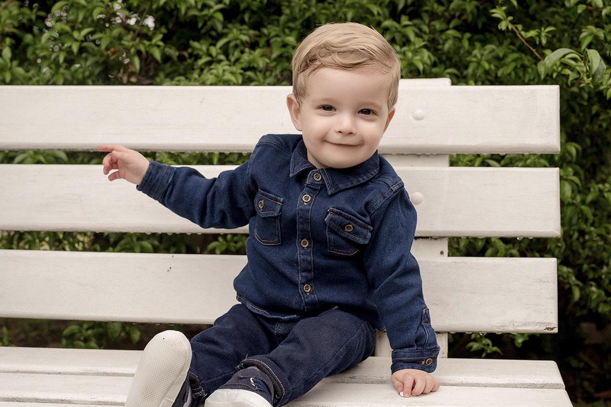 foto de criança em caxias do sul fotografa morgana perini menino jeans azul