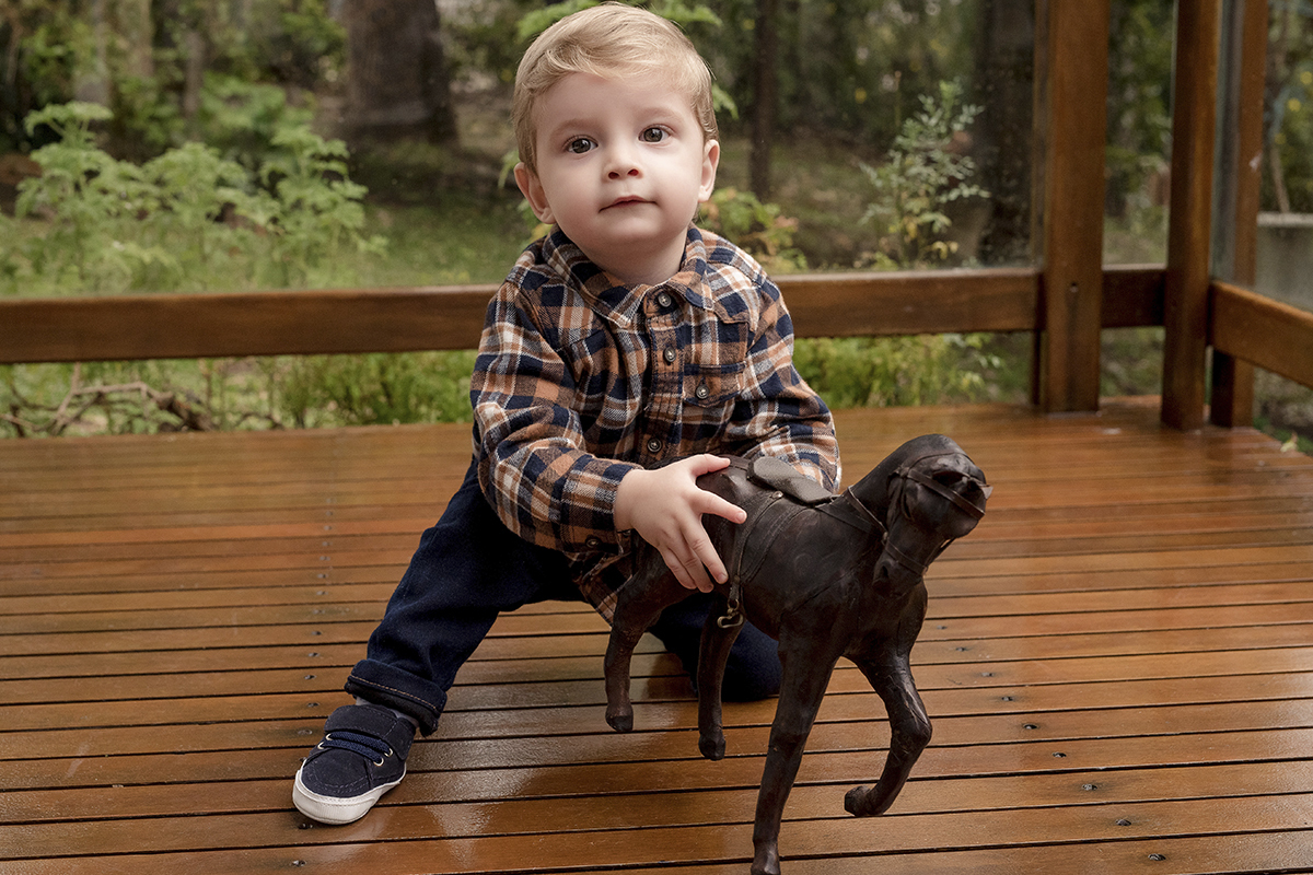 foto de criança em caxias do sul fotografa morgana perini  menino com brinquedo