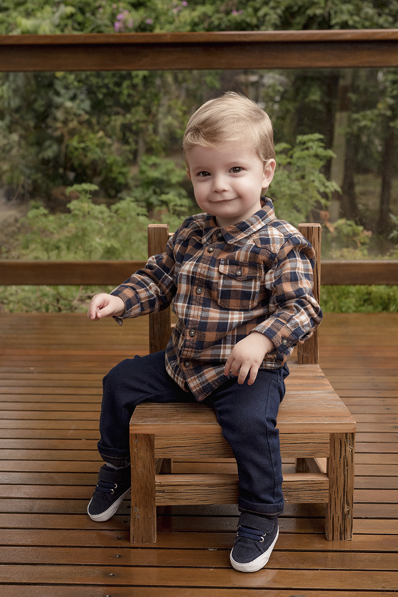 foto de criança em caxias do sul fotografa morgana perini menino sentado em cadeirinha