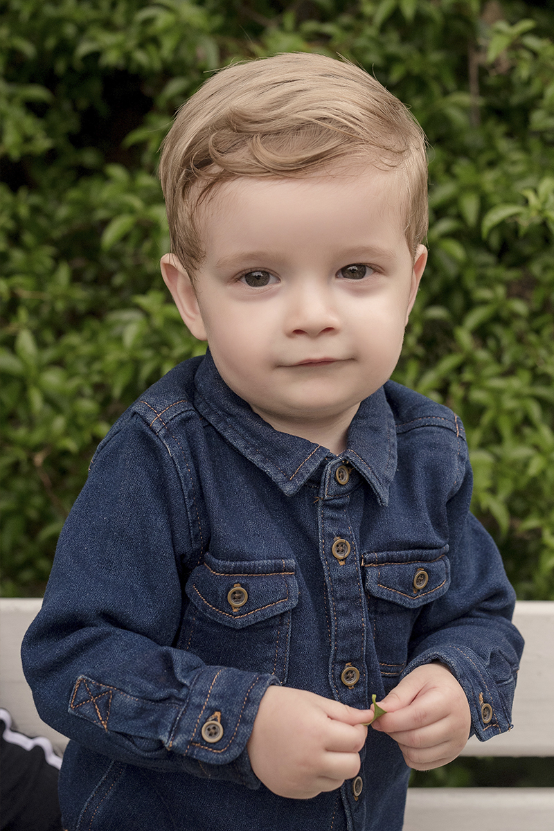 foto de criança em caxias do sul fotografa morgana perini menino de camisa jeans azul
