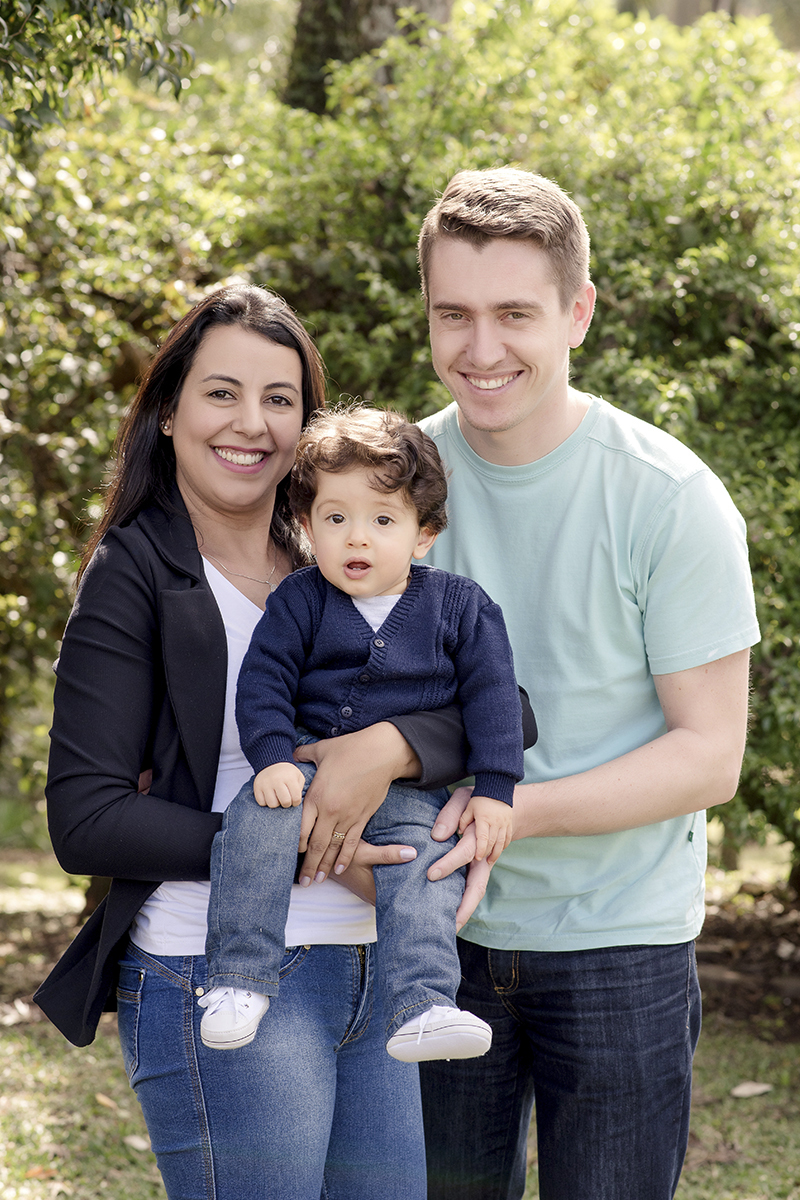 foto de criança em caxias do sul fotografa morgana perini menino de azul com pais