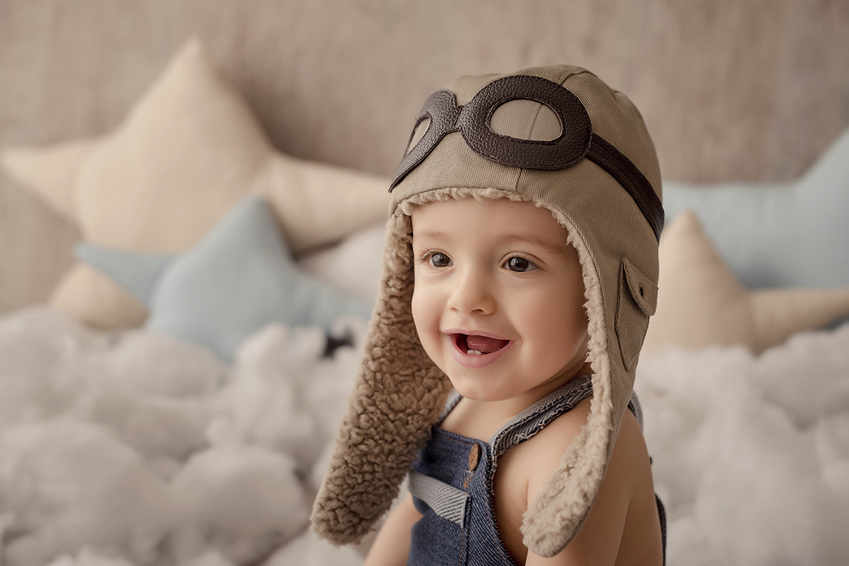 foto de criança em caxias do sul fotografa morgana perini aviador com nuvens