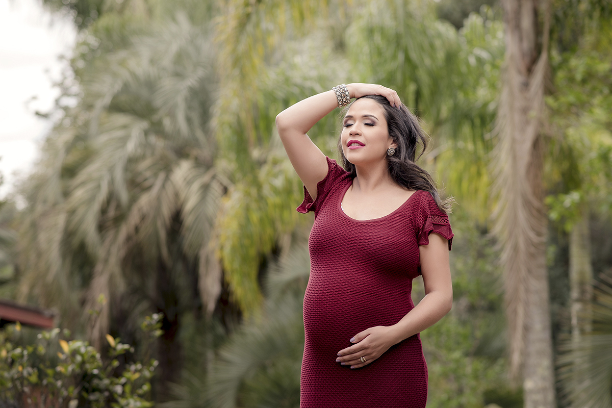 foto de gestante em caxias do sul fotografa morgana perini vestido vermelho segurando o cabelo