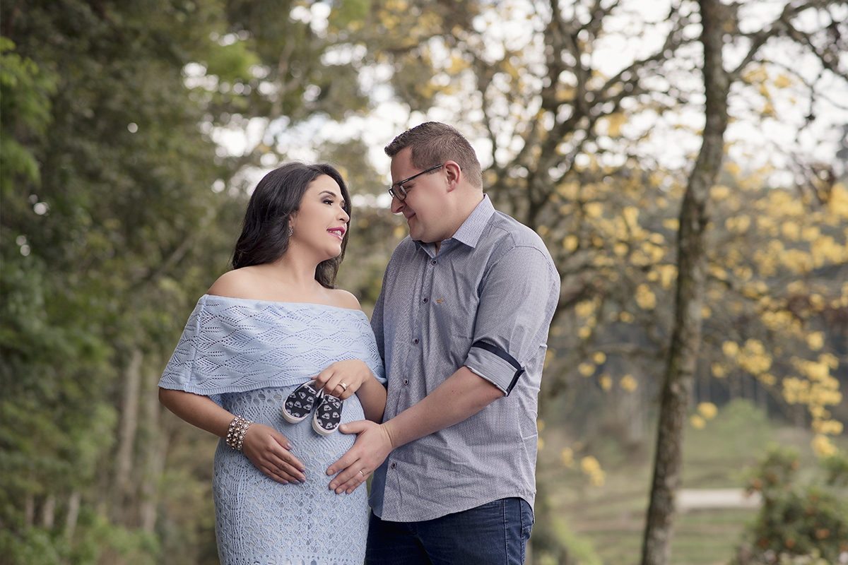 foto de gestante em caxias do sul fotografa morgana perini vestido azul com sapatinhos casal