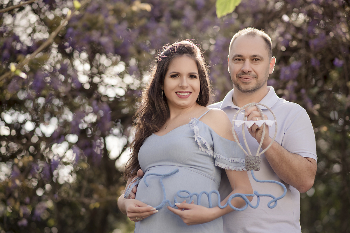 foto de gestante em caxias do sul fotografa morgana perini pais com roupa azul segurando o nome