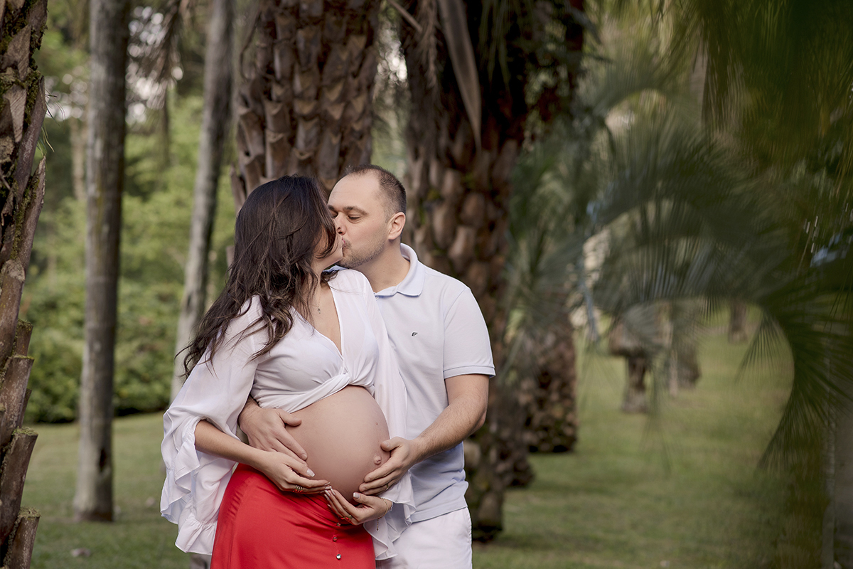 foto de gestante em caxias do sul fotografa morgana perini pais beijando-se plantas
