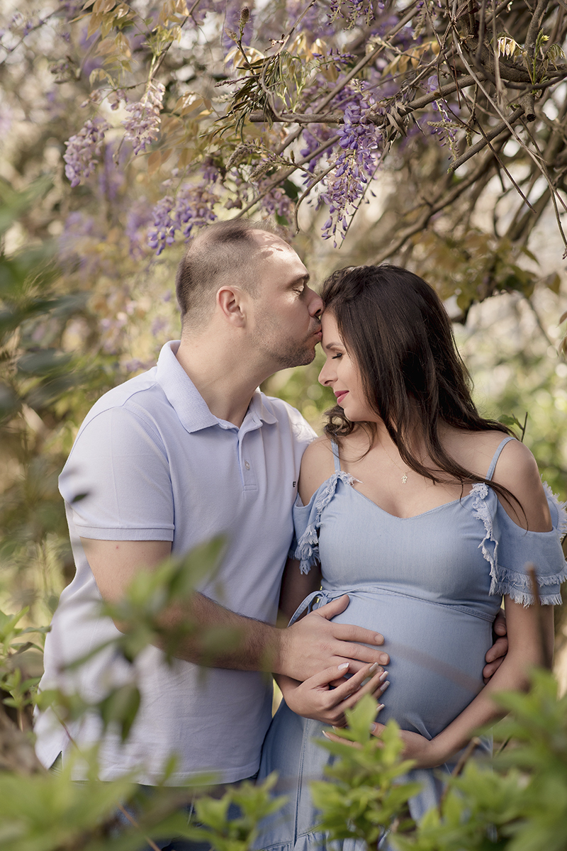 foto de gestante em caxias do sul fotografa morgana perini casal azul e branco pai beijando testa