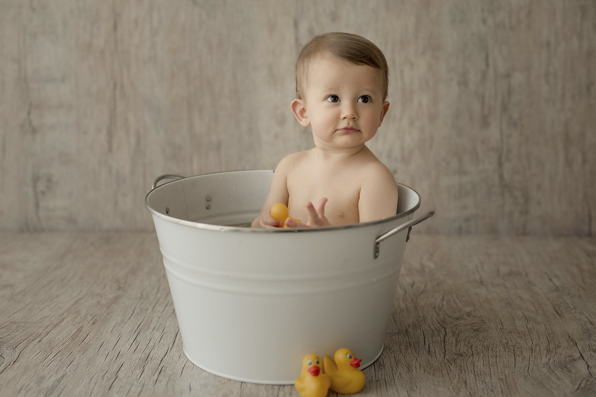 foto de bebe em caxias do sul fotografa morgana perini bebe brincando com patinho