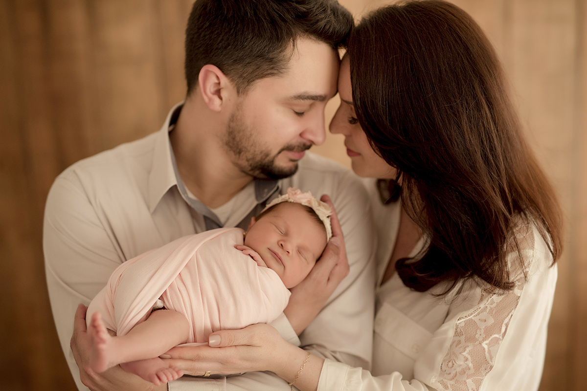 foto de newborn em caxias do sul fotografa morgana perini pais de rosto colado com bebe nos braços