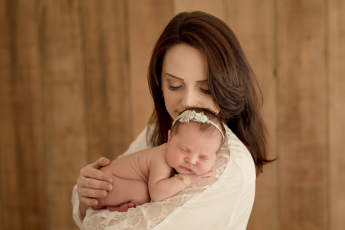 foto de newborn em caxias do sul fotografa morgana perini mae com bebe no ombro