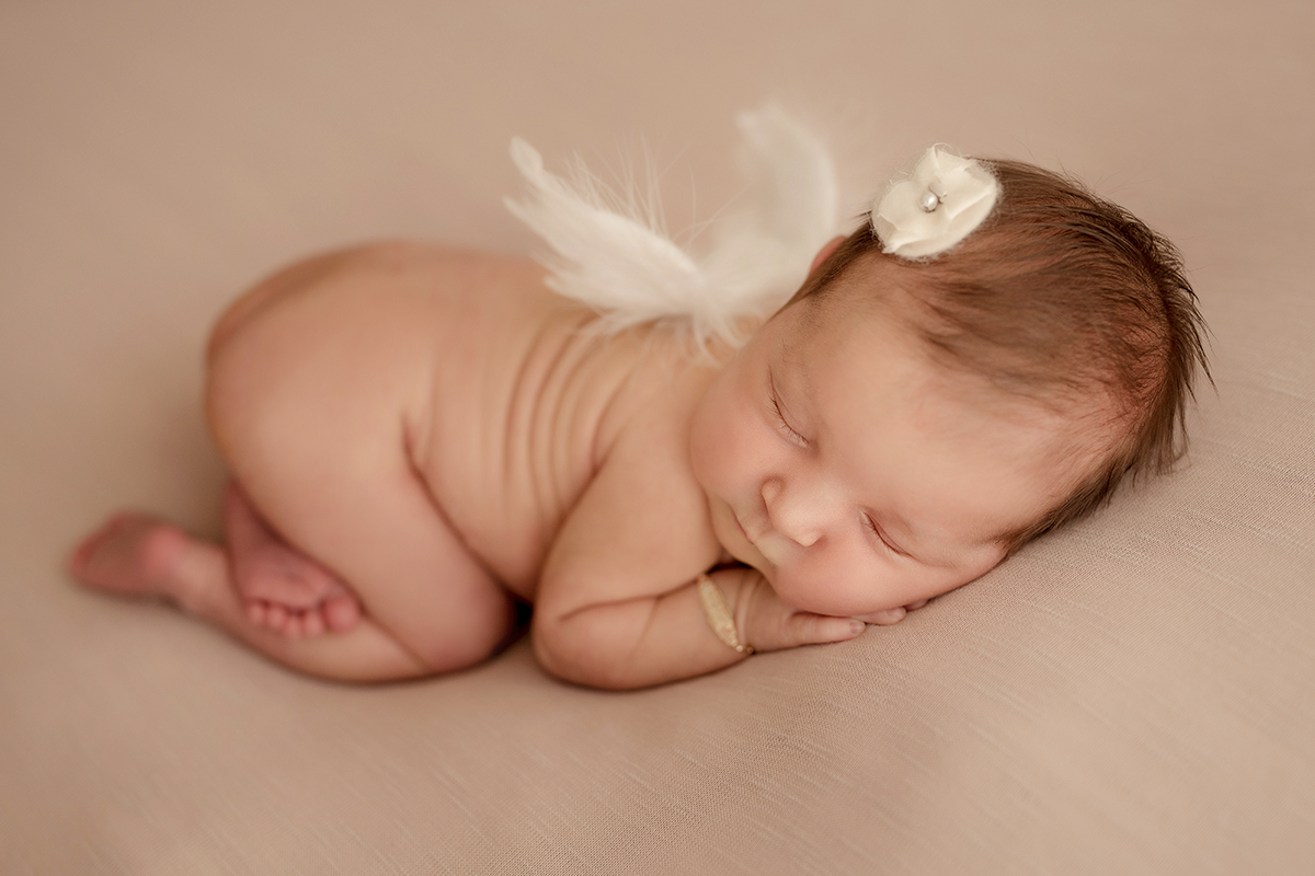 foto de newborn em caxias do sul fotografa morgana perini bebe com asinhas e laço