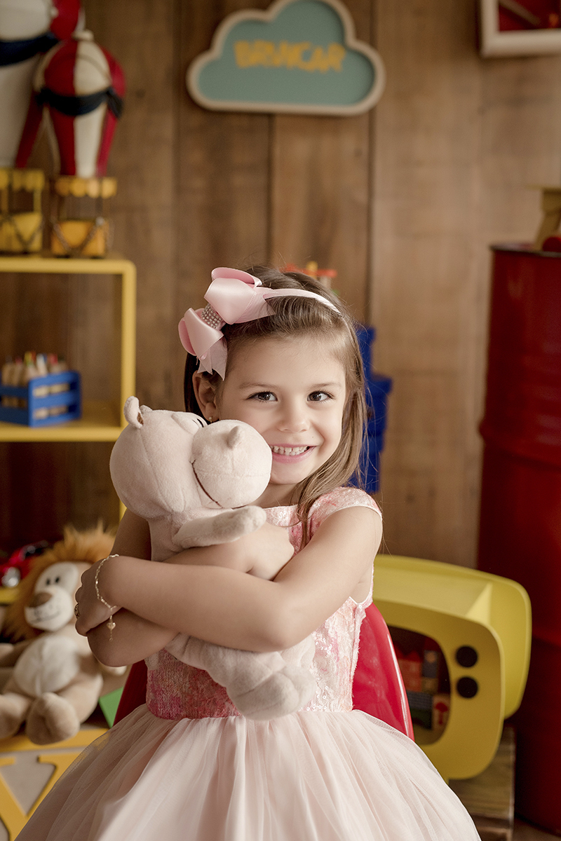 foto de criança em caxias do sul fotografa morgana perini com ursinho nos braços
